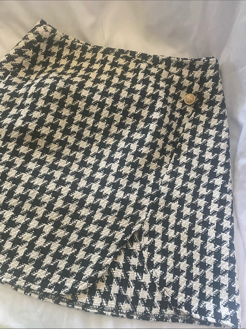 Vero Moda Black and White Houndstooth Mini Skirt with Gold Button Size 4